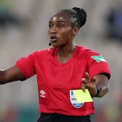 Salima Mukansanga, la primera colegiada en dirigir un partido de Copa África