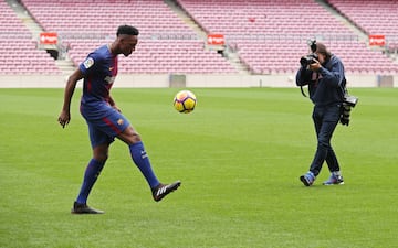 Yerry Mina presentado presentado en el Barcelona en el Camp Nou