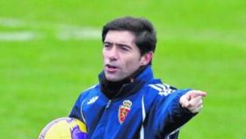<b>GIRO HACIA LA PELOTA. </b>Marcelino da instrucciones en un entrenamiento. Ahora pide más posesión.