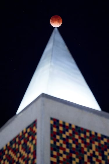 El astro se eleva sobre el Obelisco de Mexicali durante un eclipse lunar total en Mexicali, México.