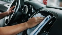 El truco viral para quitar la arena de la playa del coche en unos minutos