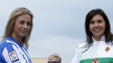 <b>ATAVIADAS. </b>Sonia Castedo y Mercedes Alonso, ayer, con las camisetas de Hércules y Elche.