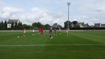 La selecci&oacute;n espa&ntilde;ola sub-20 femenina lleva a cabo su sesi&oacute;n de entrenamiento en el estadio de Patrick Caillaud Ploermel.