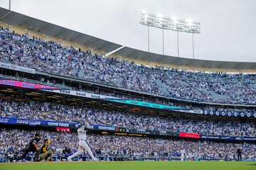 Los Angeles (United States), 11/10/2024.- Los Angeles Dodgers designated hitter Shohei Ohtani (R) at bat during the first inning of the Major League Baseball (MLB) National League Division Series playoff game five between the San Diego Padres and the Los Angeles Dodgers in Los Angeles, California, USA, 11 October 2024. The series is the best-of-five games. EFE/EPA/ALLISON DINNER
