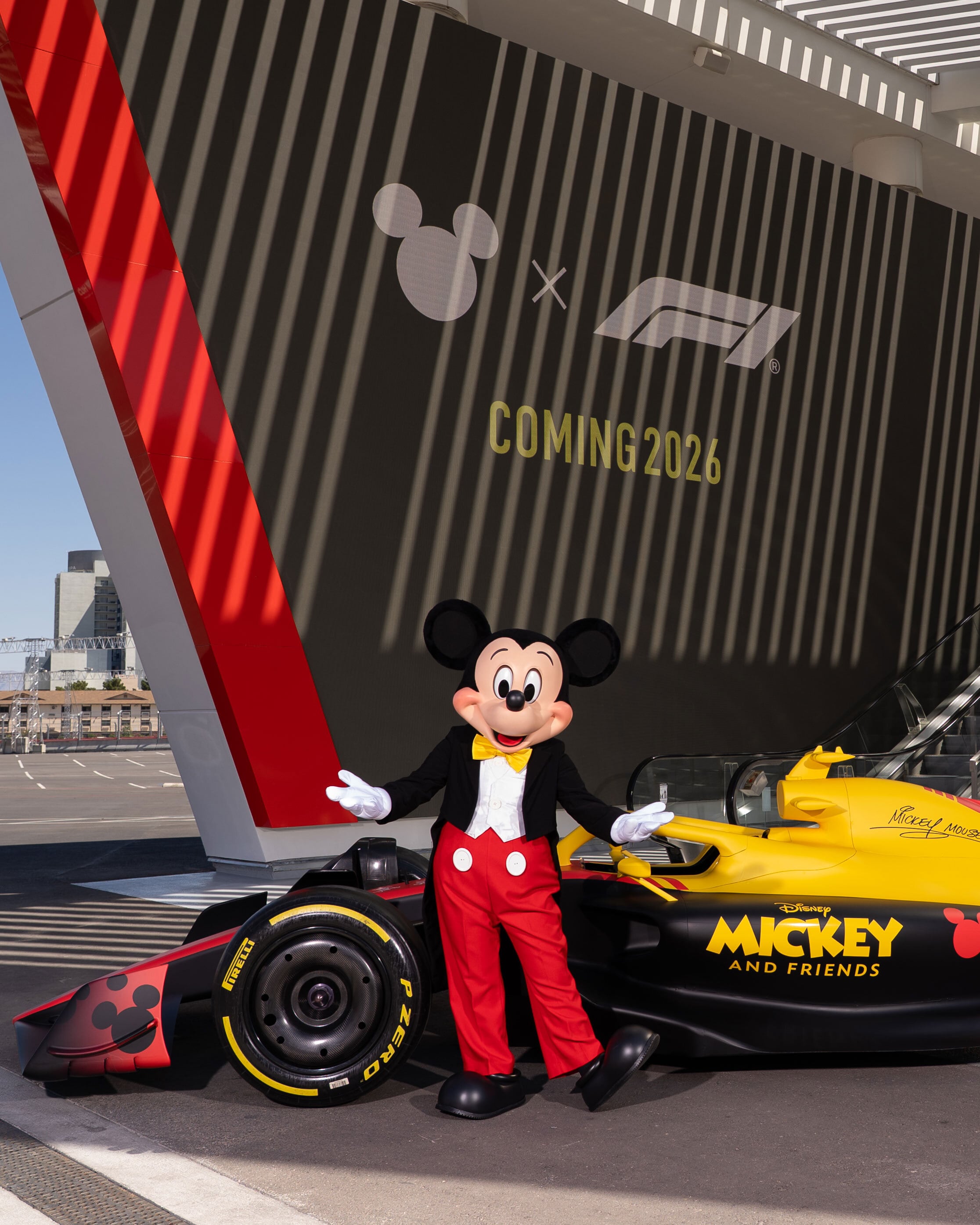 Mickey Mouse posa junto a un Fórmula 1 para celebrar la alianza del Mundial con Disney.