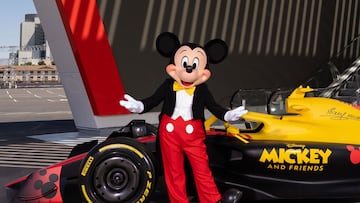 Mickey Mouse posa junto a un F¨®rmula 1 para celebrar la alianza del Mundial con Disney.