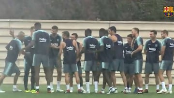 El pasillo con que el plantel de Barcelona recibió a Vidal
