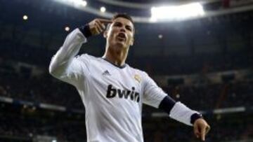 Cristiano Ronaldo celebra el 2-1 dirigi&eacute;ndose al p&uacute;blico presente en el Bernab&eacute;u.