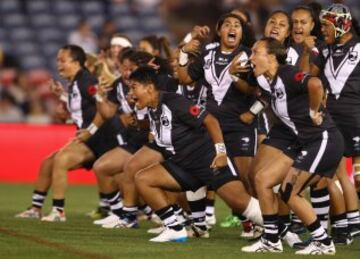 Emocionante haka de las chicas del equipo nacional de Nueva Zelanda antes del partido de la Liga Internacional Femenina de Rugby contra Australia. 