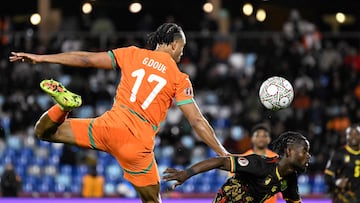 Ivory Coast's defender #17 Guela Doue (L) fights for the ball with Cameroon's defender #13 Darlin Yongwa (R) during the Africa Cup of Nations (CAN) Group F football match between Ivory Coast and Cameroon at Marrakesh Stadium in Marrakesh on December 28, 2025. (Photo by Khaled DESOUKI / AFP)