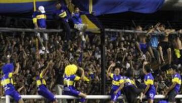 <b>ACTUAL CAMPEÓN. </b>Los jugadores de Boca celebran con sus seguidores la consecución del Apertura de 2011.