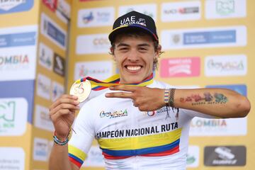 Daniel Arroyave, ciclista del Team Emirates, se quedó con la medalla de oro en la prueba de élite de la categoría Sub 23, del Campeonato Nacional de Ruta. Óscar Guzmán y Cristian Pico se quedaron con el segundo y tercer puesto.