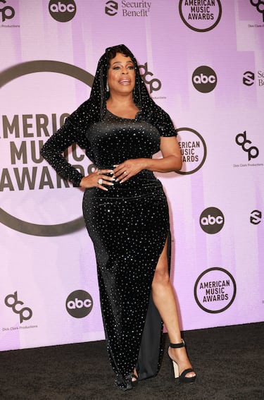 Niecy Nash atiende a los medios antes del inicio de la gala. 