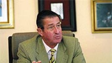 <b>PULSO</B>. El que mantiene Manuel Vega-Arango con el Comité de Empresa del club gijonés.