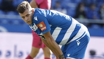 Samuele Longo, que todavía no ha marcado como jugador del Deportivo, se lamenta de una ocasión fallada durante un partido.