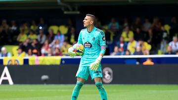 VILLARREAL (CASTELLÓN), 15/04/2023.- El portero del Valladolid, Jordi Masip, durante el partido de la jornada 29 de Liga de Primera División ante el Villarreal, disputado este sábado en el estadio de La Cerámica, en Villarreal (Castellón). EFE/Domenech Castelló