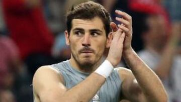 El arquero de España Iker Casillas celebra el triunfo ante Francia en los cuartos de final de la Eurocopa 2012 entre las selecciones de España y Francia en Donetsk (Ucrania). España ganó 2-0.