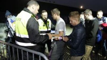 CONTROL. Los aficionados, a su entrada al Parque de los Príncipes.