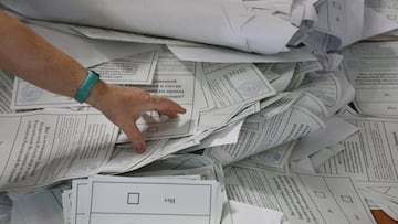 A member of a local electoral commission counts ballots at a polling station following a referendum on the joining of Russian-controlled regions of Ukraine to Russia, in Sevastopol, Crimea September 27, 2022. Voting at the polling station was held for residents of the self-proclaimed Donetsk People's Republic (DPR) - the Russian-controlled region of Ukraine. REUTERS/Alexey Pavlishak