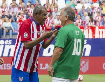 Luis Pereira charla con Zico.
