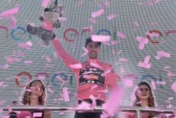 El ciclista holandés Tom Dumoulin, del equipo Giant Alpecin, celebra en el podio su victoria en la primera etapa del Giro de Italia, en Apeldoorn, Holanda.