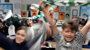 Una clase de Londres se hace viral al cantar a toda voz y al unísono el himno del Real Betis