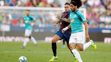 GRAF1574. Valencia, 29/09/2019.- El defensa de Osasuna, Aridane Hernández (d), conduce el balón ante el delantero del Levante, Roger Martí, durante el encuentro correspondiente a la séptima jornada de primera división qu