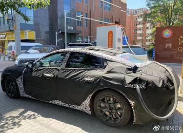 ‘Cazan’ al coche eléctrico de Xiaomi circulando por China confirmando su diseño