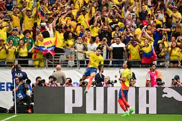 Jun 28, 2024; Glendale, AZ, USA; Colombia forward Luis Diaz (7) celebrates his penalty kick goal against Costa Rica during the first half at State Farm Stadium. Mandatory Credit: Daniel Bartel-USA TODAY Sports