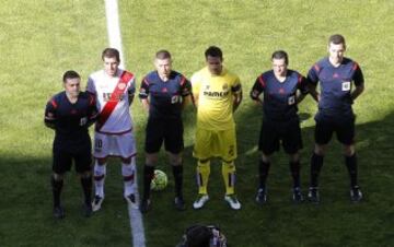 El árbitro Iglesias Villanueva acompañado por sus asistentes Costoya Rodríguez y Ramos Ferreiros, el cuarto árbitro Muñiz Ruiz y los capitanes Trashorras y Mario. 