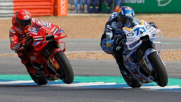 Marc se dejó pasar por su hermano para que le subiera la presión de la rueda delantera.