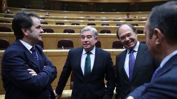 GRAF3532. MADRID, 04/12/2017.- El secretario de Estado para las Administraciones Territoriales, Roberto Bermúdez de Castro (i), conversa con el presidente del Senado, Pío García-Escudero (2d), y el portavoz del grupo p