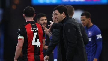 Iraola da instrucciones a Lewis Cook.