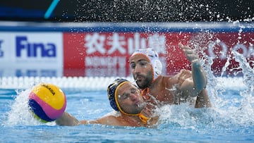 Budapest (Hungary), 29/06/2022.- Martin Famera of Spain (R) in action against Marko Petkovic of Montenegro during the men's water polo quarterfinal match Spain vs Montenegro at the 19th FINA World Aquatics Championships in Hajos Alfred National Sports Swimming Pool in Budapest, Hungary, 29 June 2022. (Hungría, España) EFE/EPA/Szilard Koszticsak HUNGARY OUT
