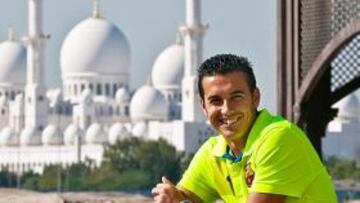 <b>MUY FELIZ. </b>Pedro posó ayer para AS con una de las mezquitas de Abu Dhabi de fondo después de entrar en la historia del Barça.