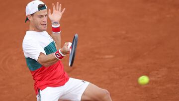 El tenista argentino Diego Schwartzman devuelve la bola al chileno Cristian Gar&iacute;n durante la final del Abierto de C&oacute;rdoba.