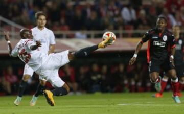 M'Bia golpea el balón ante Adrien Trebel.