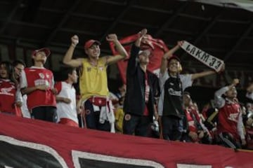 Los hinchas de Independiente Santa Fe durante el partido ante Colo Colo en la Copa Libertadores.