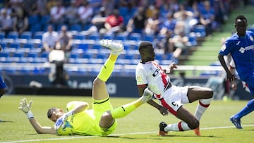 David Soria atrapa un bal&oacute;n ante la llegada de Nteka y la mirada de Djen&eacute;.