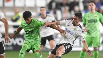 Partido Burgos CF - CD Leganés
Atienza, del Burgos CF, pelea el balón con Ureña
04-10-2023