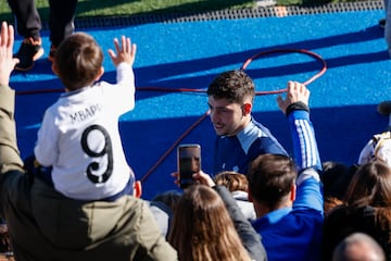 Los jugadores del Real Madrid al final del entrenamiento  atendieron a los aficionados que se dieron cita en el Di Stéfano, un día especial para la comunión del madridismo.