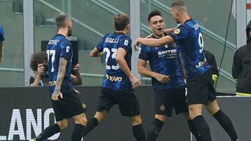 25 September 2021, Italy, Milan: Inter Milan&#039;s Lautaro Martinez (2nd R) celebrates scoring his side&#039;s first goal with team mates during the Italian Serie A soccer match between Inter Milan and Atalanta BC at San Siro Stadium. Photo: -/Spada/LaPr