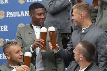 El Bayern presenta su vestimenta para el Oktoberfest