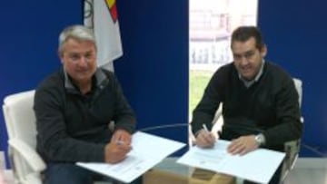 Jos&eacute; &Aacute;ngel Rodr&iacute;guez y Toni Ripoll, firmando el contrato de &eacute;ste como director de Preparaci&oacute;n Ol&iacute;mpica. 