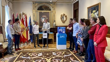 Entrega de la camiseta en el ayuntamiento