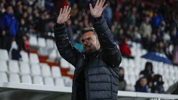 27-10-24. RUBÉN ALBÉS, ENTRENADOR DEL SPORTING, SALUDA A LA AFICIÓN DEL ALBACETE, QUE LE OFRECIÓ UN AFECTUOSO RECIBIMIENTO.
