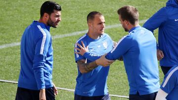 Sandro, en el centro, charlando con Camacho ante la mirada de Miguel Torres.