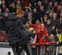 Vergonzoso lo que le hizo parte de Old Trafford a Simeone cuando abandonaba el césped