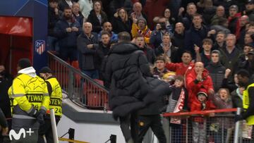 Vergonzoso lo que le hizo parte de Old Trafford a Simeone cuando abandonaba el c¨¦sped