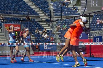 Gemma Triay y Lucía Sainz celebran su victoria ante Carolina Navarro y Cecilia Reiter.